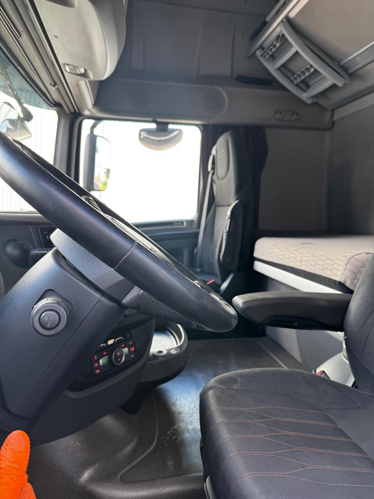 
								DAF XF480 821045km full									